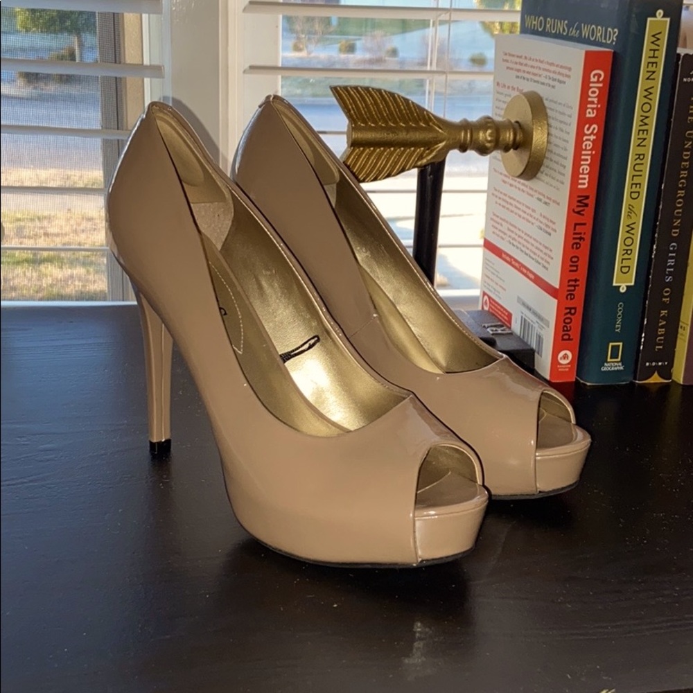 NWOT Guess Open Toe Pumps